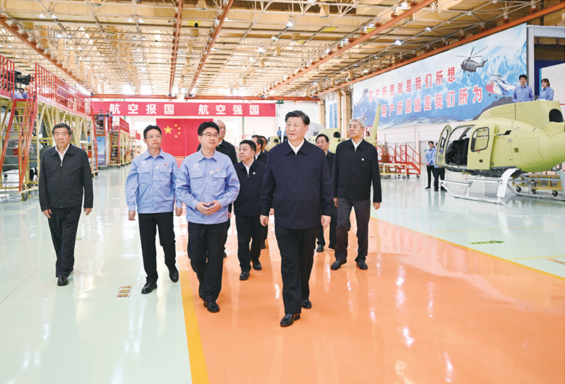 2023年10月10日至13日，中共中央总书记、国家主席、中央军委主席习近平在江西考察。这是11日上午，习近平在景德镇市昌河飞机工业（集团）有限公司考察。 新华社记者 燕雁/摄