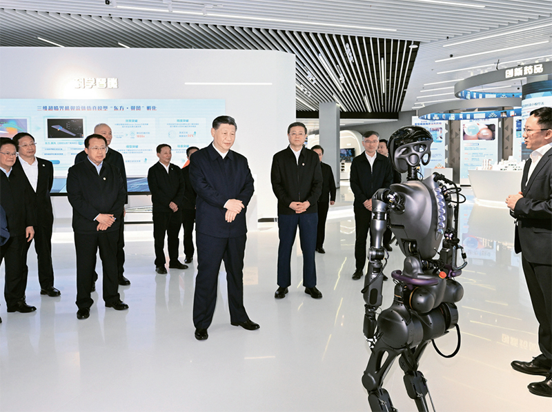 2023年11月28日至12月2日，中共中央总书记、国家主席、中央军委主席习近平在上海考察。这是11月28日下午，习近平在浦东新区张江科学城参观上海科技创新成果展。 新华社记者 谢环驰/摄