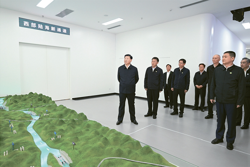 2023年12月14日至15日，中共中央总书记、国家主席、中央军委主席习近平在广西考察。这是14日上午，习近平在南宁市考察中国—东盟信息港股份有限公司，结合平陆运河沙盘听取西部陆海新通道骨干工程建设汇报。 新华社记者 谢环驰/摄